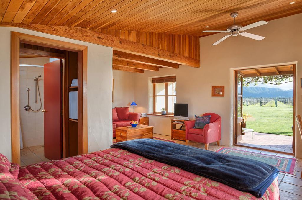 Straw Lodge Vineyard And Boutique Lodging Renwick Room photo